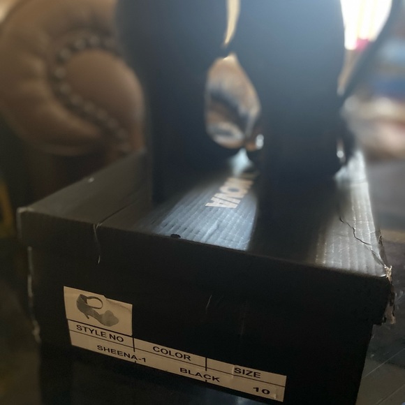 Feather Trimmed heels - Picture 1 of 4